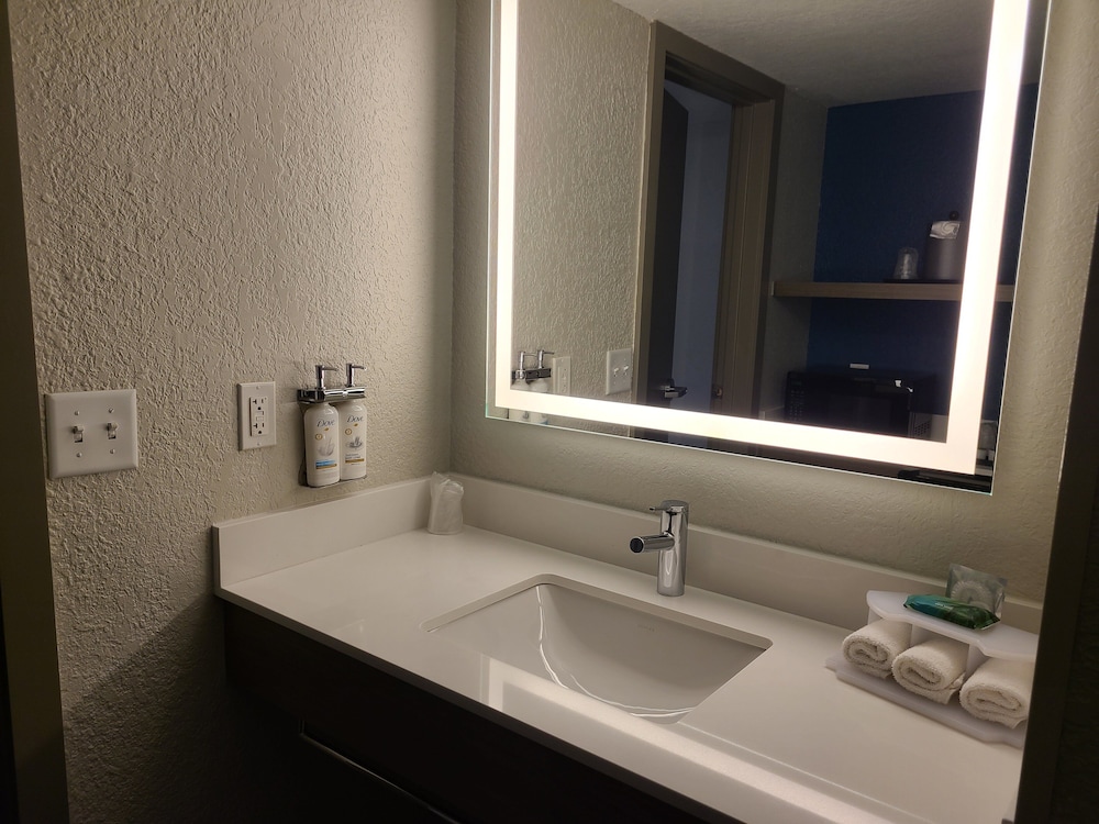 holiday inn express and suites hollywood ft lauder