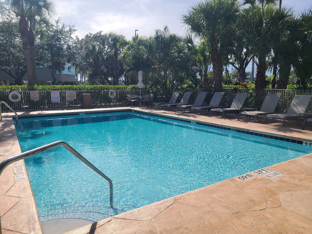 holiday inn express and suites hollywood ft lauder