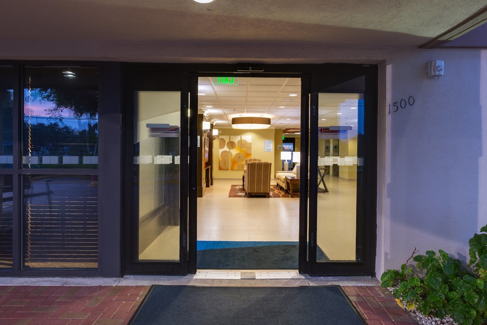 holiday inn express and suites hollywood ft lauder
