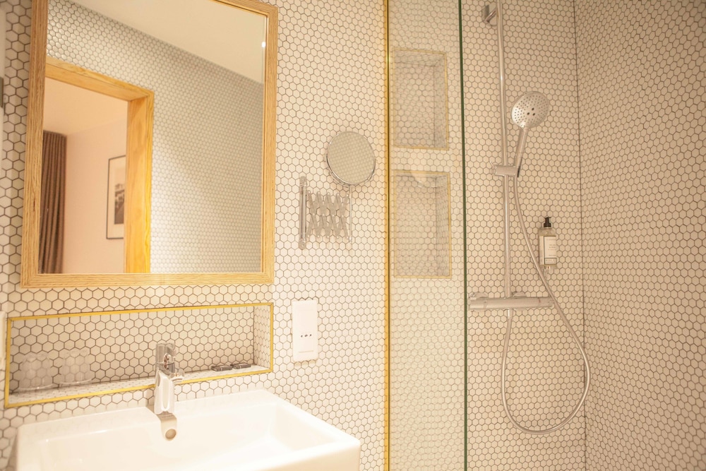 hotel montholon paris