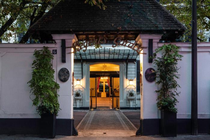 regents garden astotel