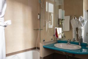 regents garden astotel