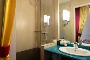 regents garden astotel