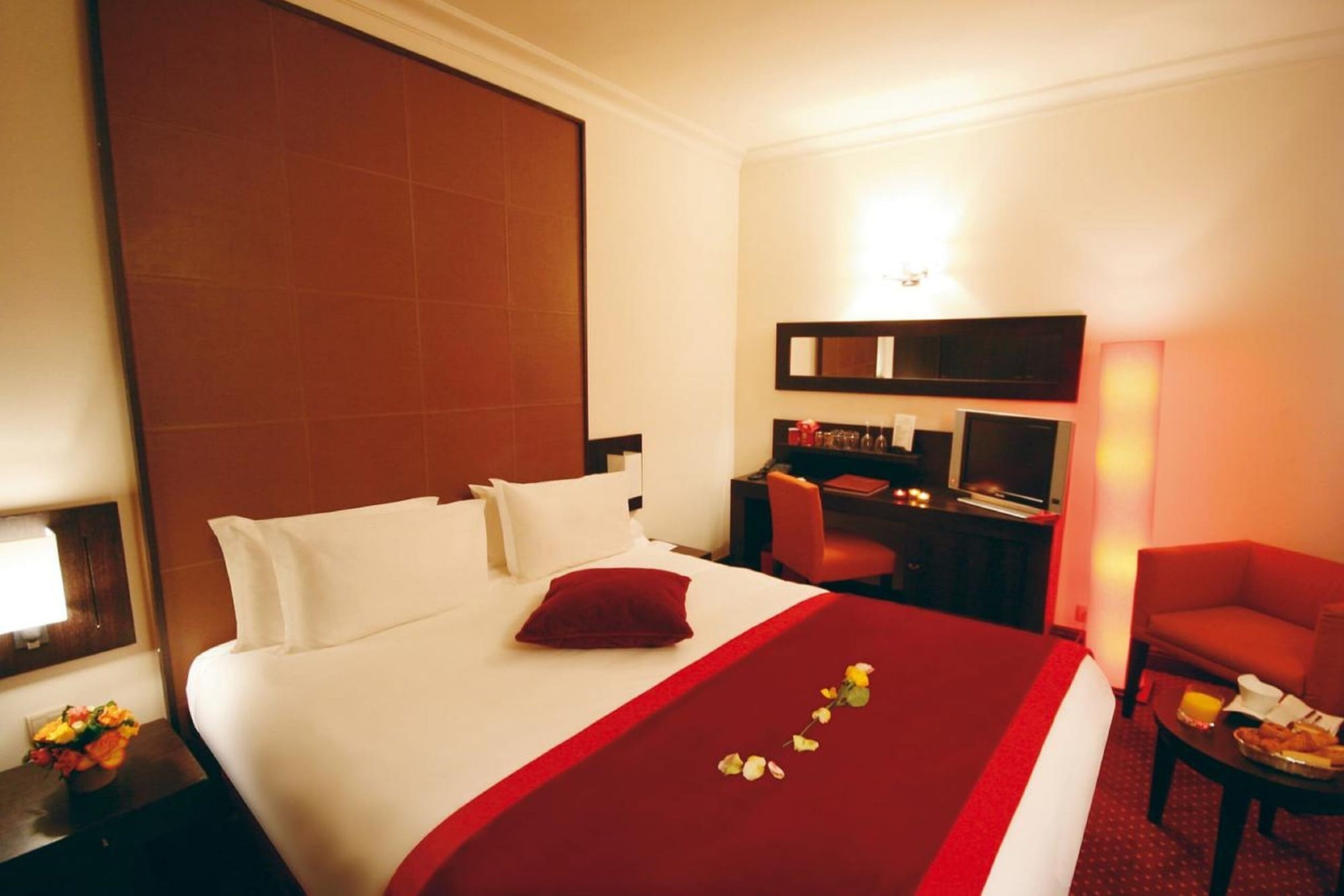 westside arc de triomphe hotel