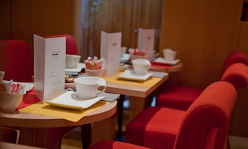 westside arc de triomphe hotel