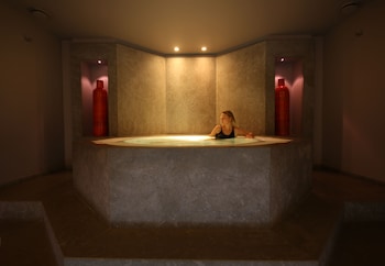 Pavillon De La Reine & Spa, Place Des Vosges,Paris>>Marais,5 star