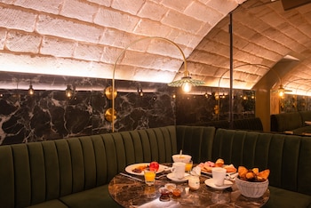 hotel aston
