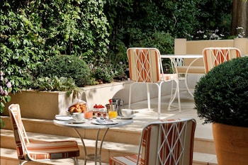 le belgrand hotel paris champs elysees tapestry by hilton