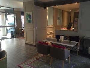 Hotel Le Dauphin,La Defense>>Hauts-De-Seine,3 star