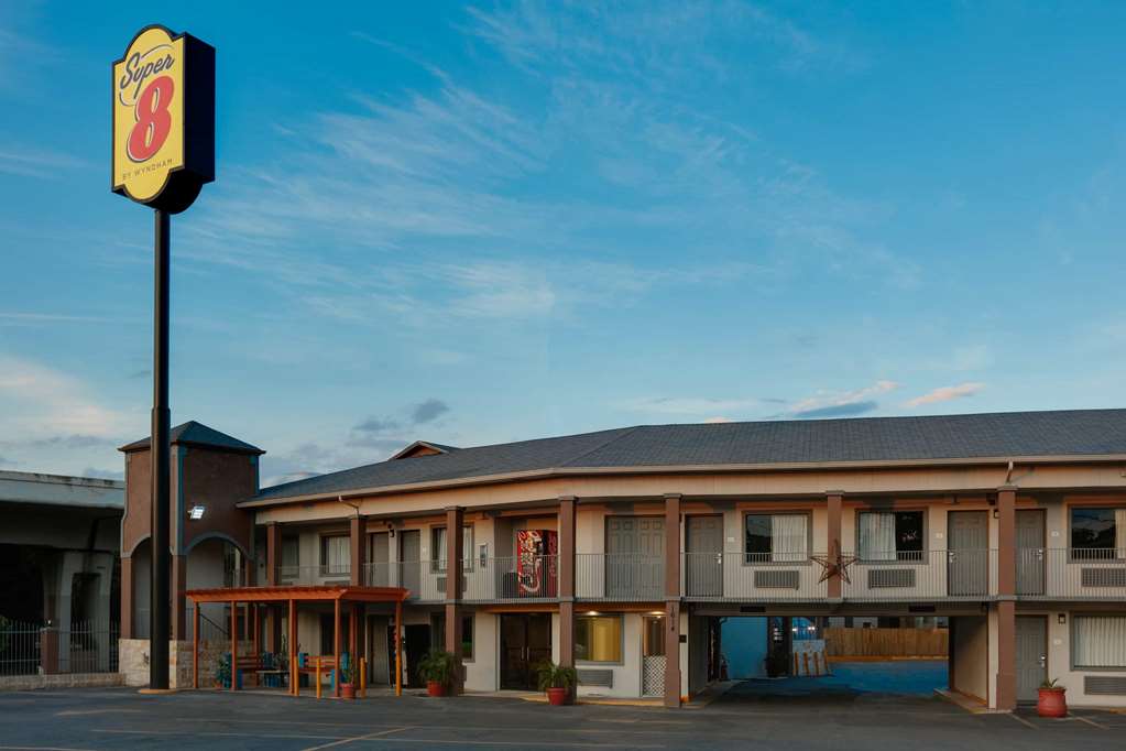 super 8 by wyndham san antonio pearl district downtown