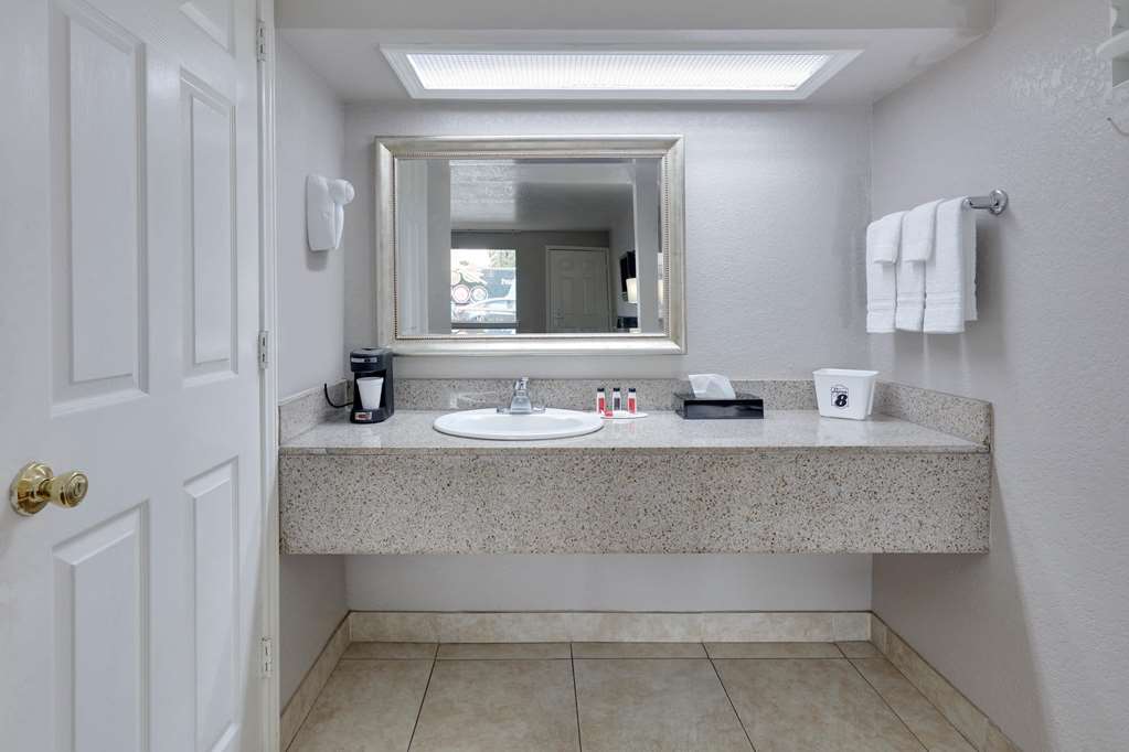 super 8 by wyndham san antonio pearl district downtown