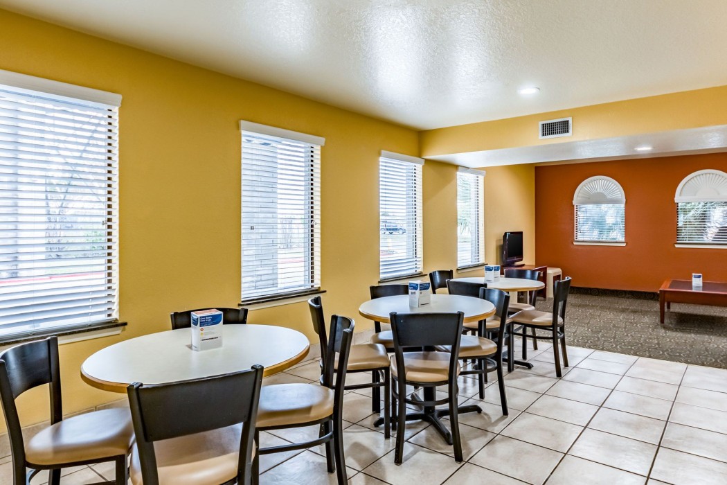 econo lodge near lackland air force base seaworld