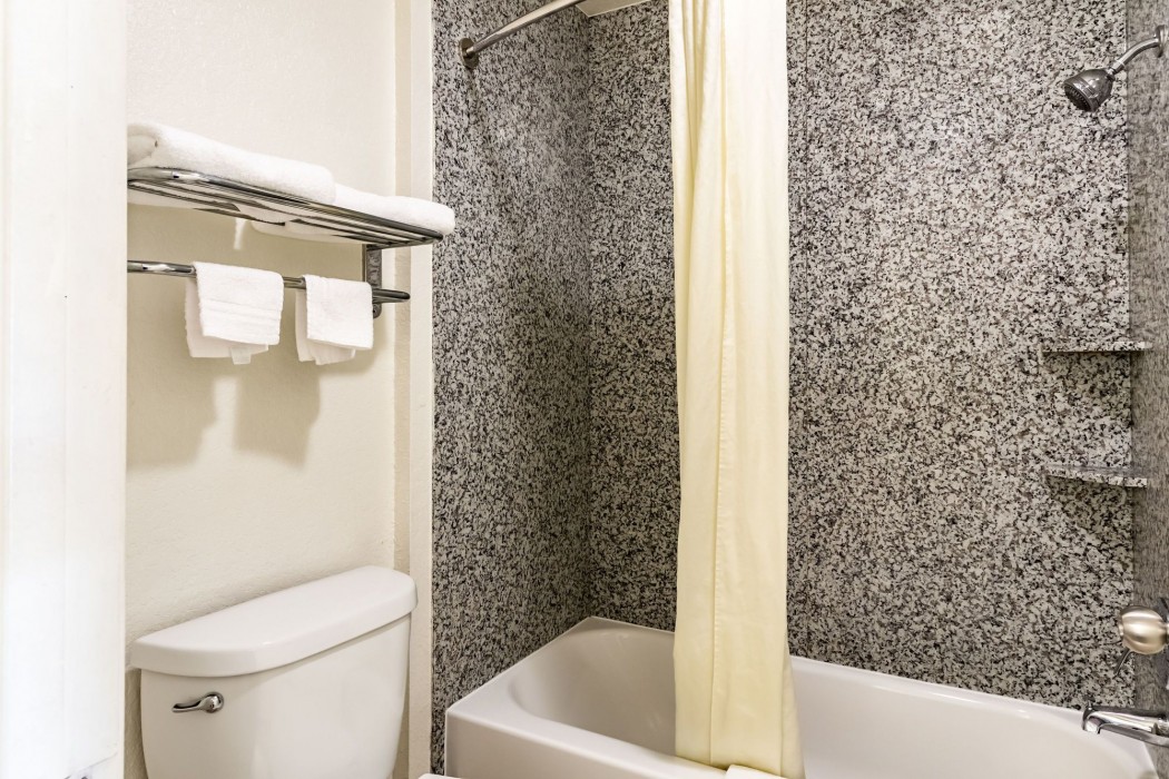 econo lodge near lackland air force base seaworld