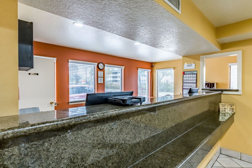 econo lodge near lackland air force base seaworld