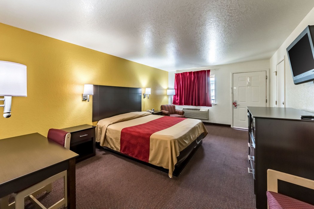 econo lodge near lackland air force base seaworld
