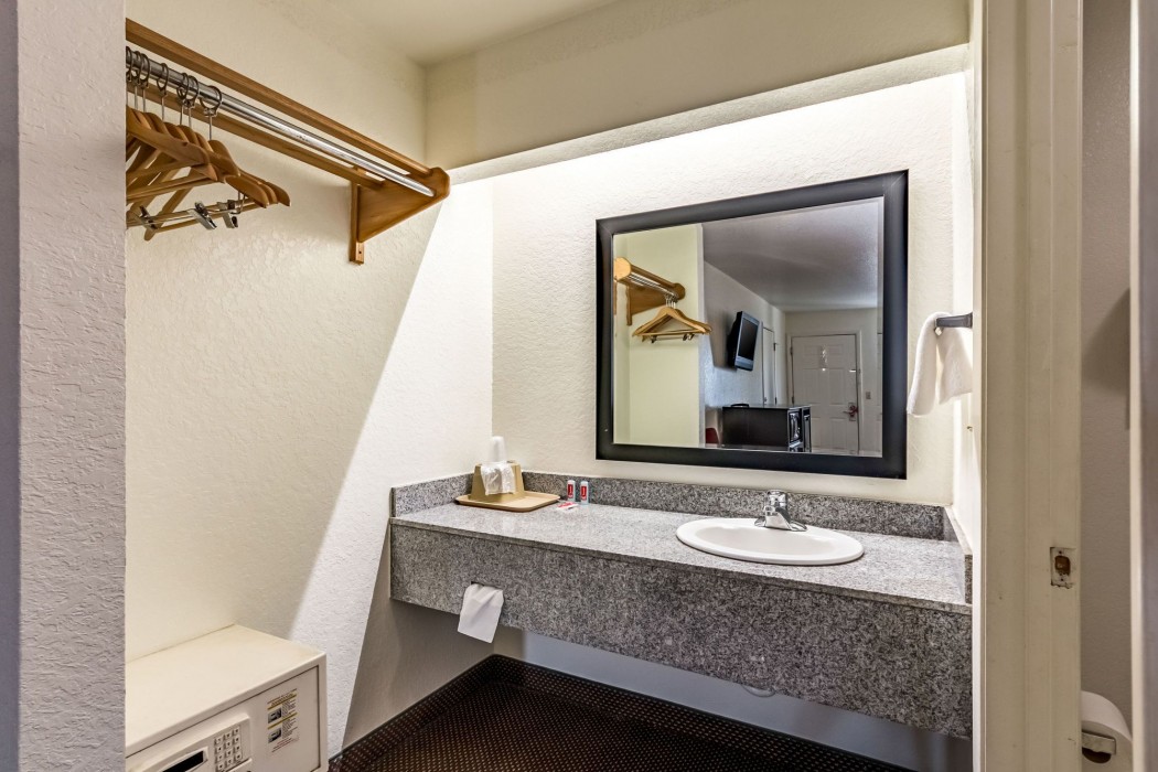 econo lodge near lackland air force base seaworld