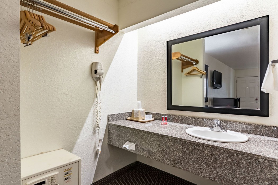 econo lodge near lackland air force base seaworld
