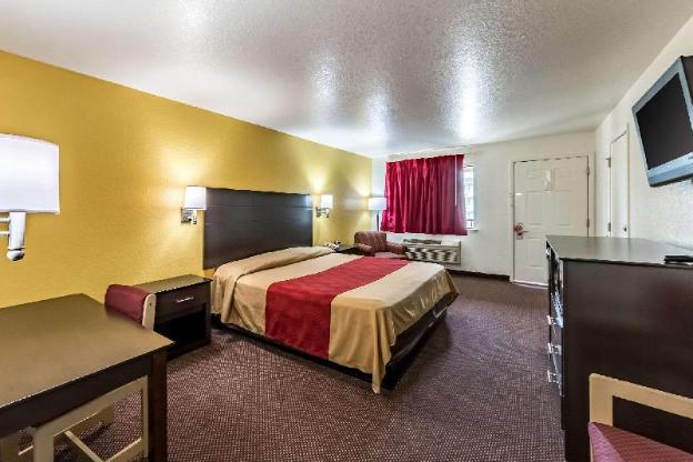 econo lodge near lackland air force base seaworld