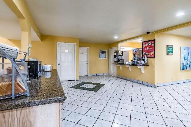 econo lodge near lackland air force base seaworld