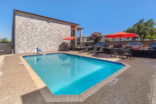 econo lodge near lackland air force base seaworld