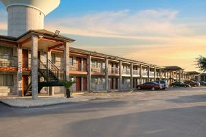 econo lodge near lackland air force base seaworld