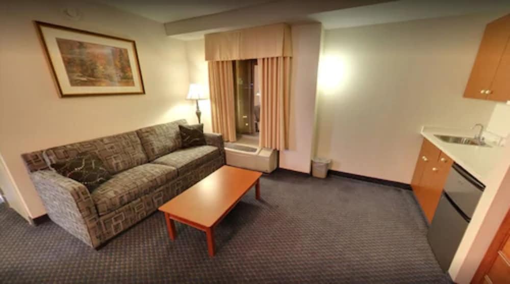 days inn suites by wyndham by the falls