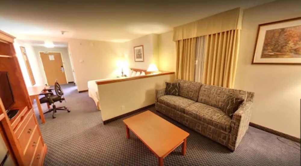 days inn suites by wyndham by the falls