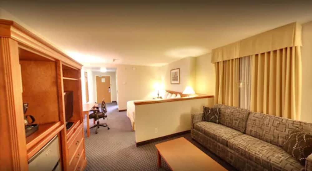 days inn suites by wyndham by the falls