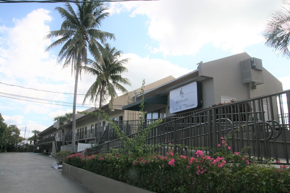 waterside suites and marina