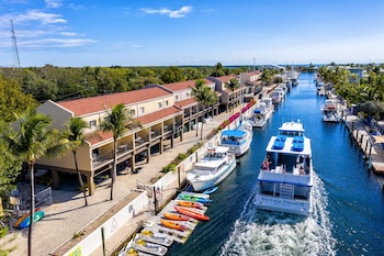 waterside suites and marina
