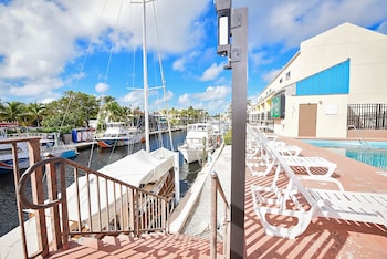 waterside suites and marina