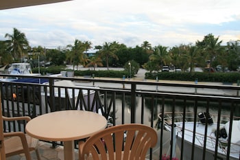waterside suites and marina