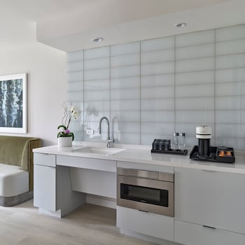 hotel aka washington circle