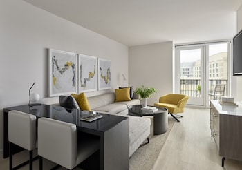 hotel aka washington circle