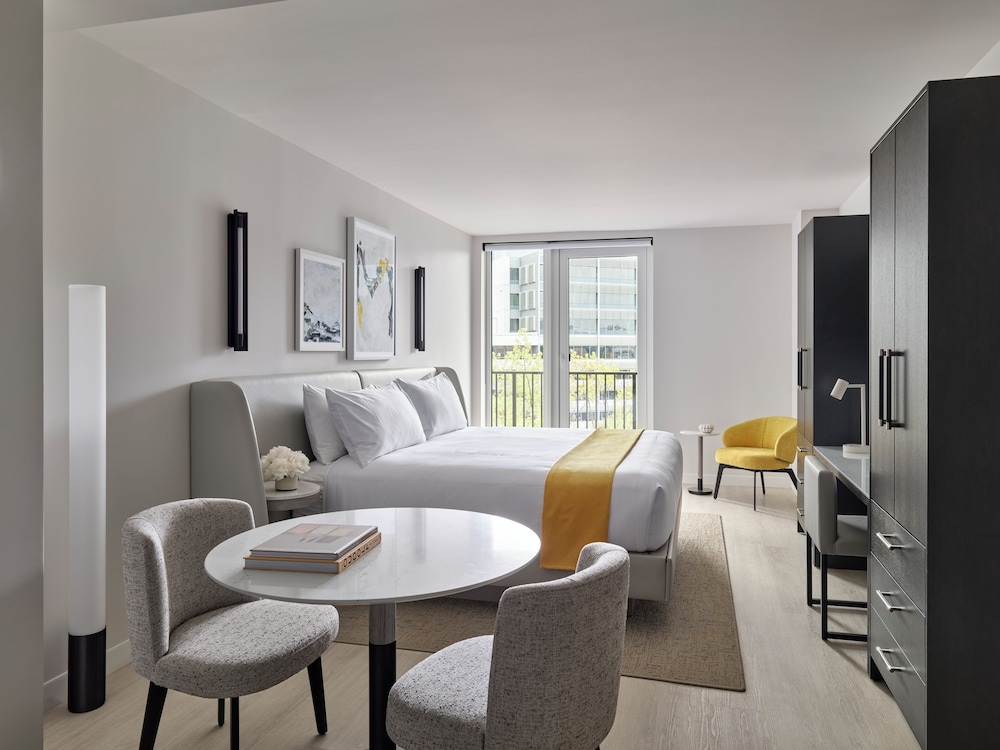 hotel aka washington circle