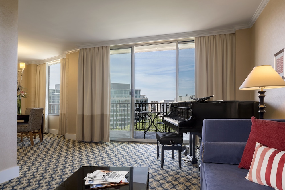 hotel aka washington circle