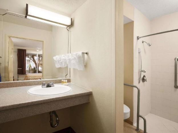 days inn by wyndham westend alexandria va washington dc area