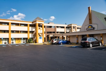 days inn by wyndham westend alexandria va washington dc area