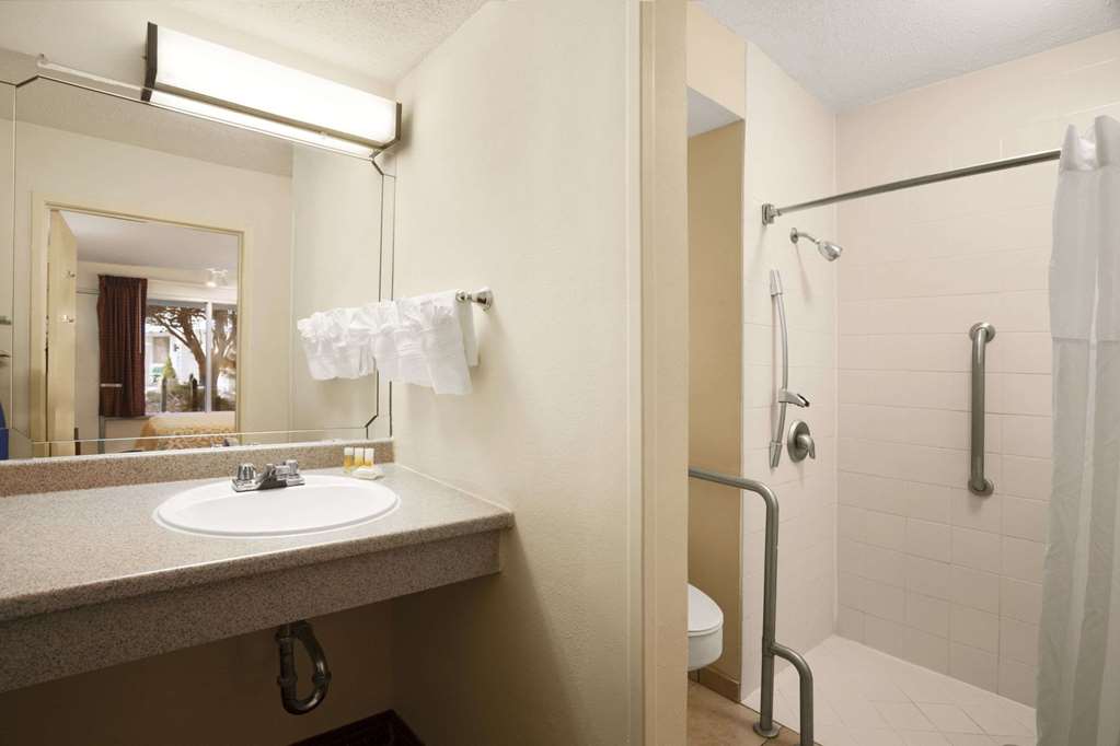 days inn by wyndham westend alexandria va washington dc area