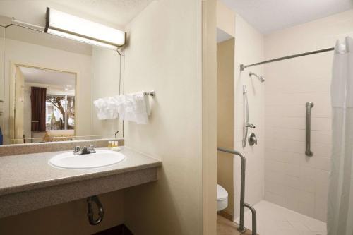 days inn by wyndham westend alexandria va washington dc area