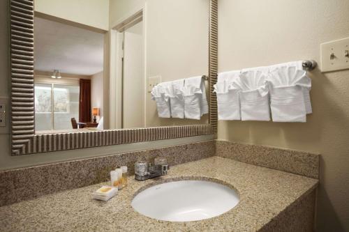 days inn by wyndham westend alexandria va washington dc area