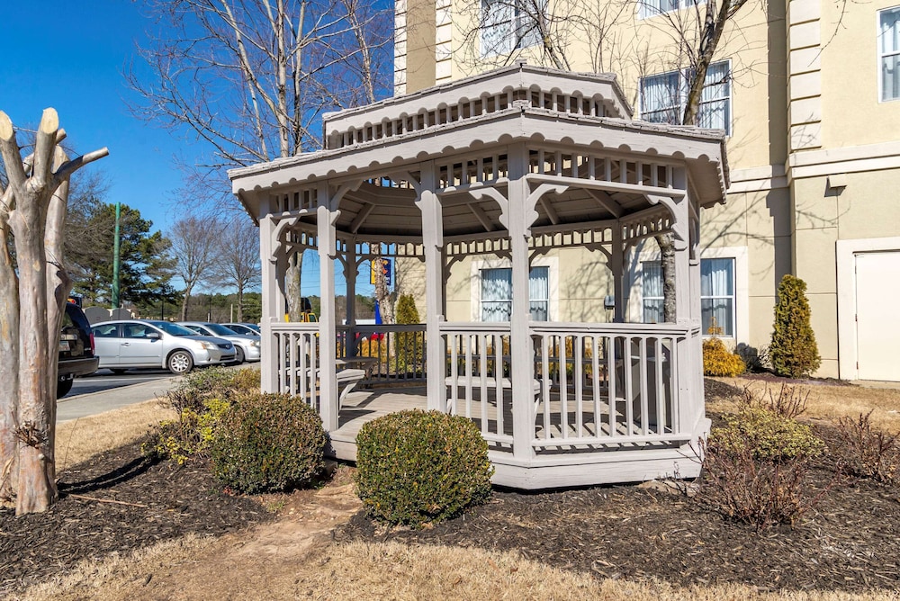 comfort inn and suites near six flags