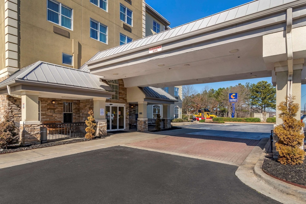 comfort inn and suites near six flags
