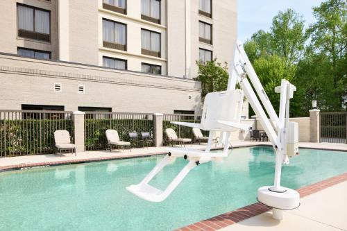 holiday inn express and suites alpharetta by ihg