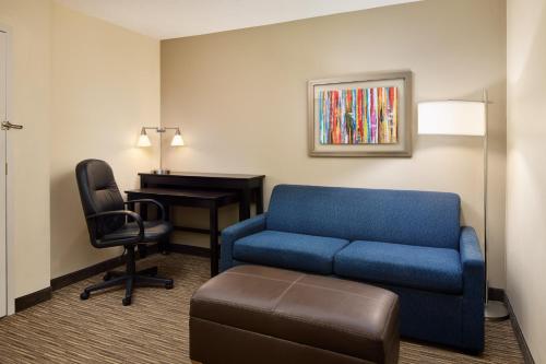 holiday inn express and suites alpharetta by ihg