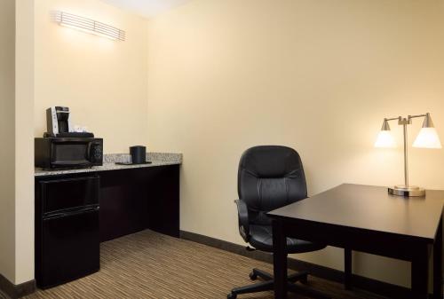 holiday inn express and suites alpharetta by ihg