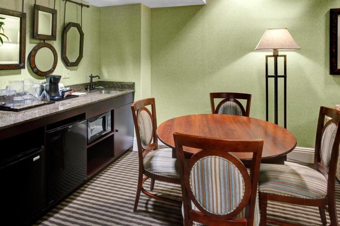 holiday inn express and suites atlanta buckhead by ihg