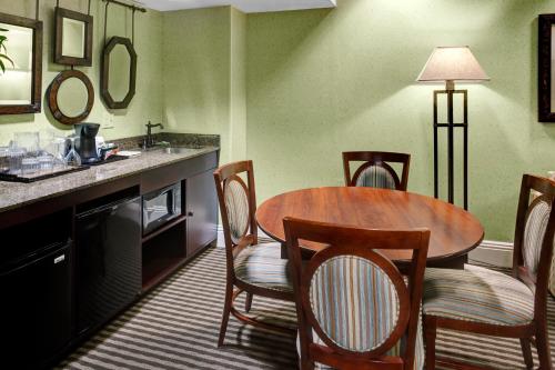 holiday inn express and suites atlanta buckhead by ihg