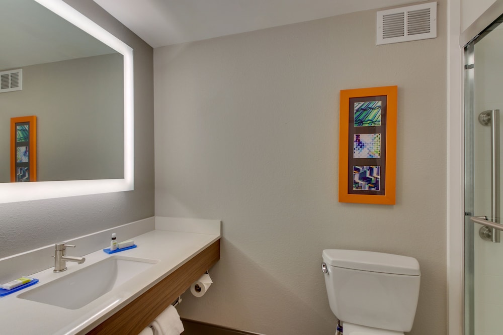 holiday inn express and suites atlanta n perimeter mall area