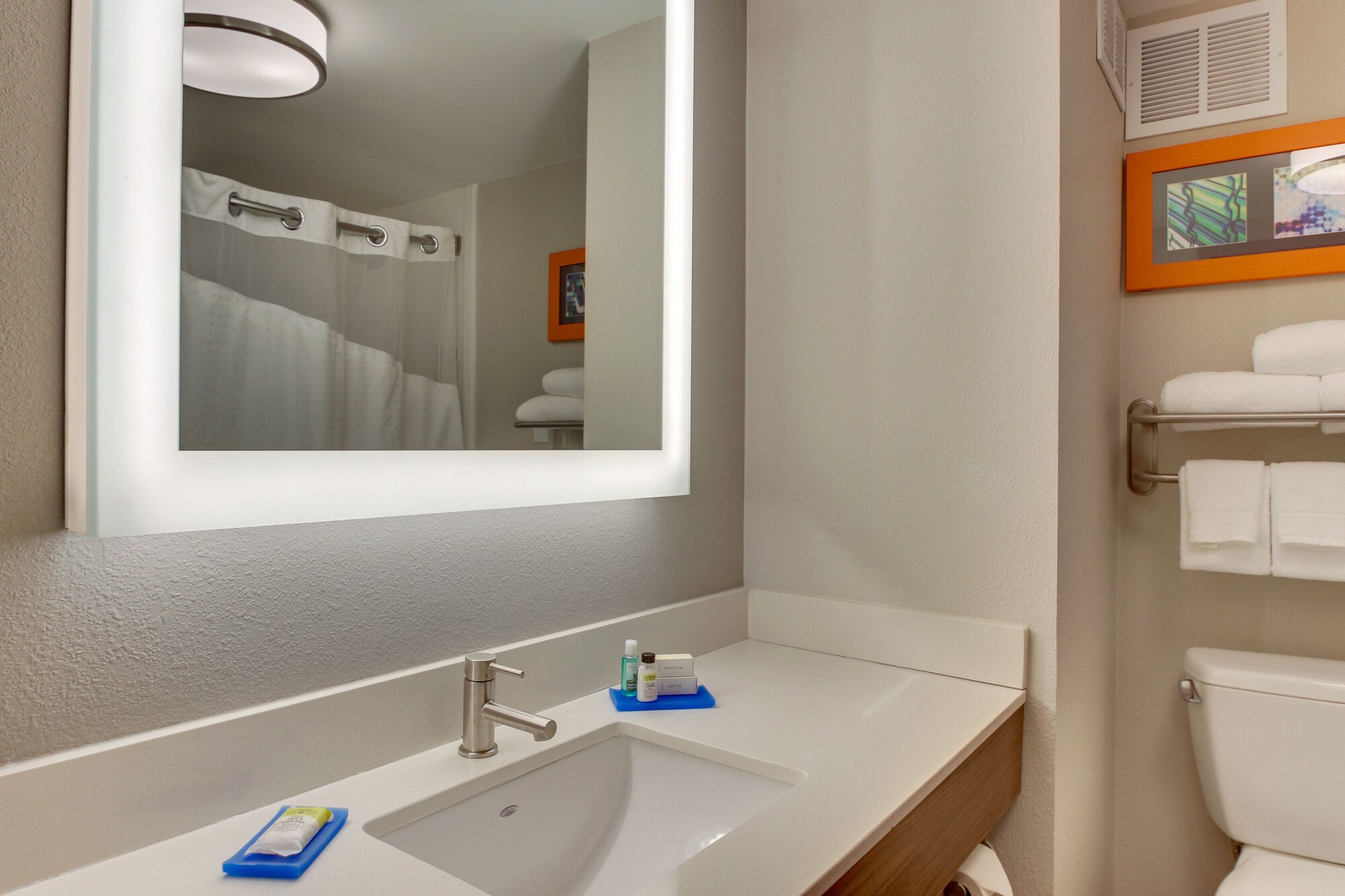 holiday inn express and suites atlanta n perimeter mall area